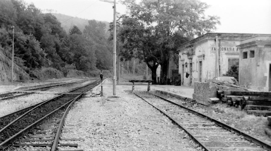 I binari della stazione di Falconara Albanese