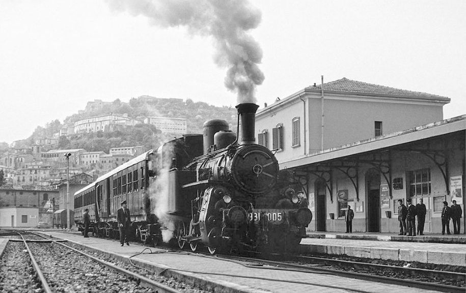 Un treno nella vecchia stazione di Cosenza