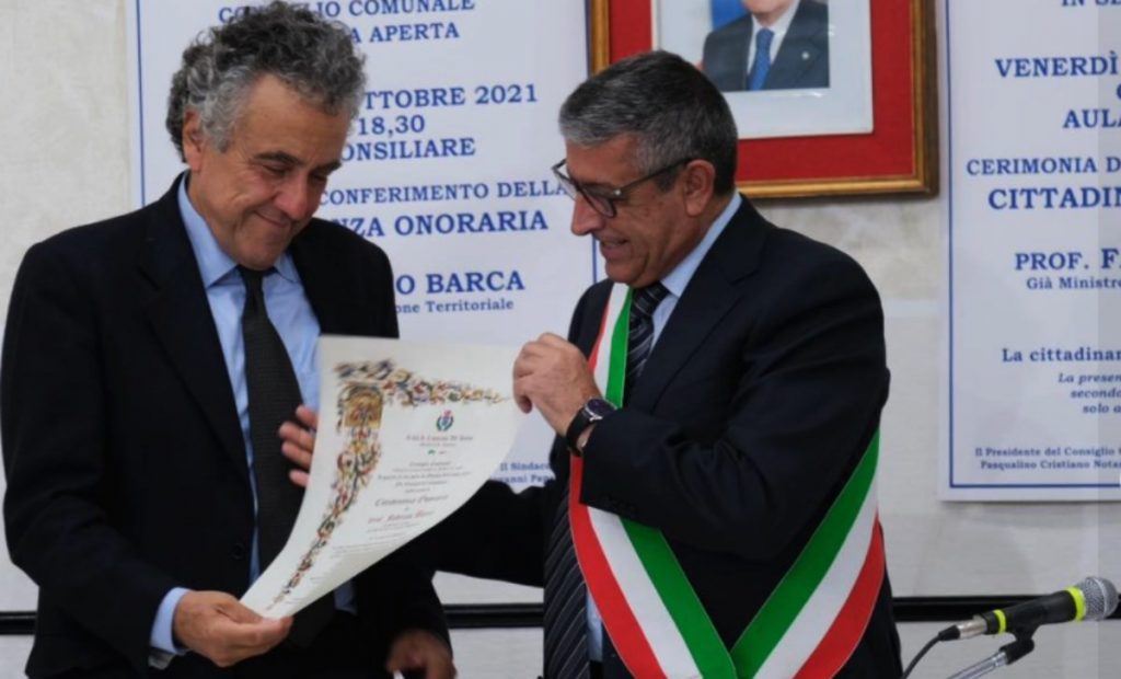 Fabrizio Barca riceva dal sindaco Papasso la cittadinanza onoraria a Cassano Jonio