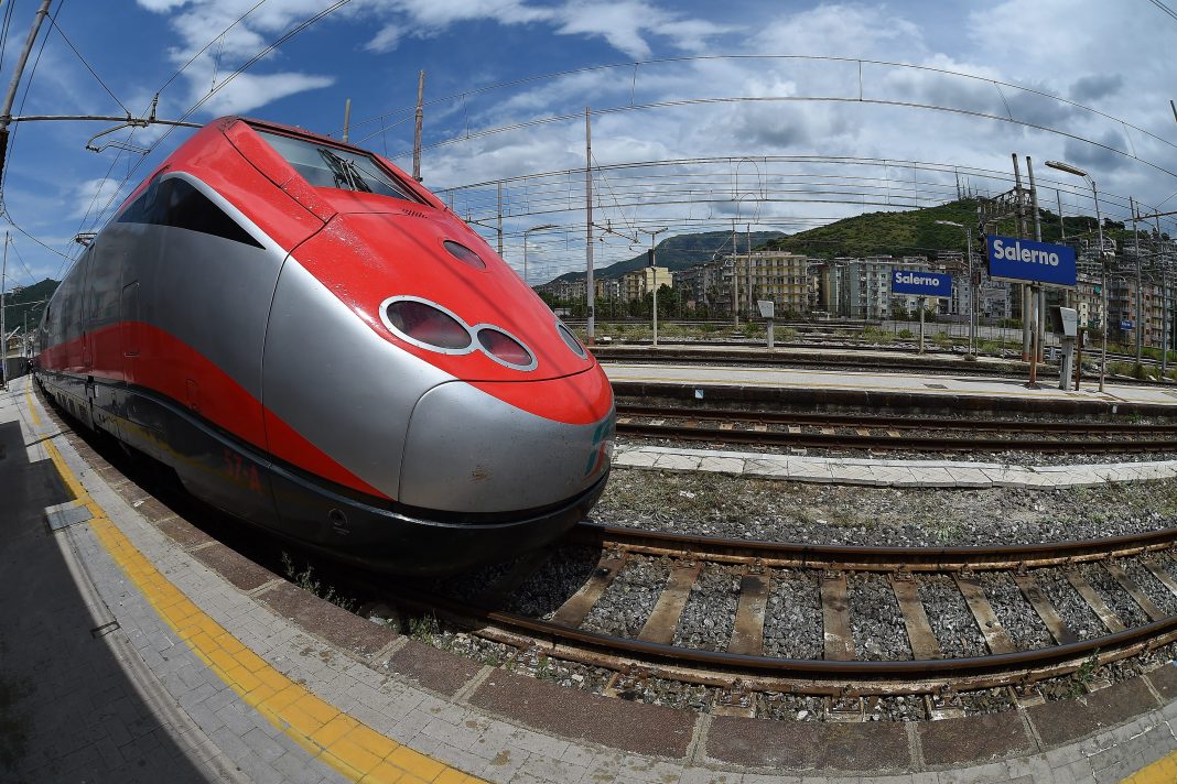 Un treno Freccia rossa alla stazione di Salerno