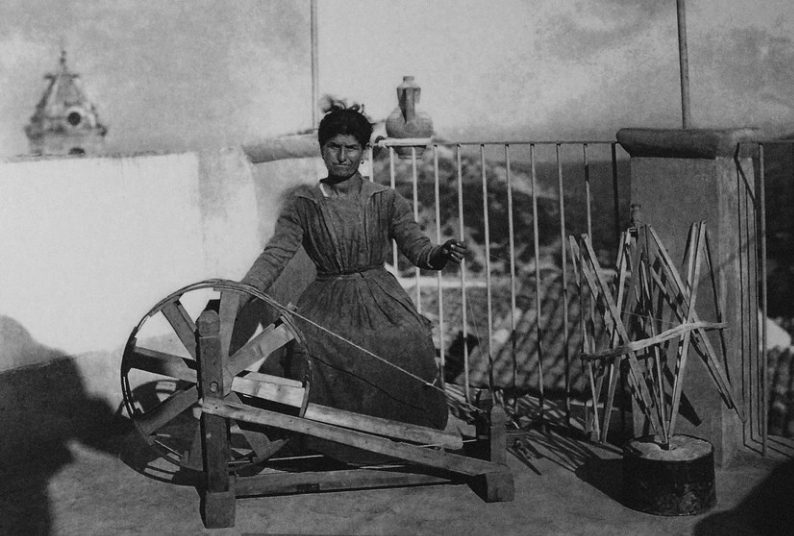 Una donna calabrese lavora al telaio (foto Gerhald Rohlfs)